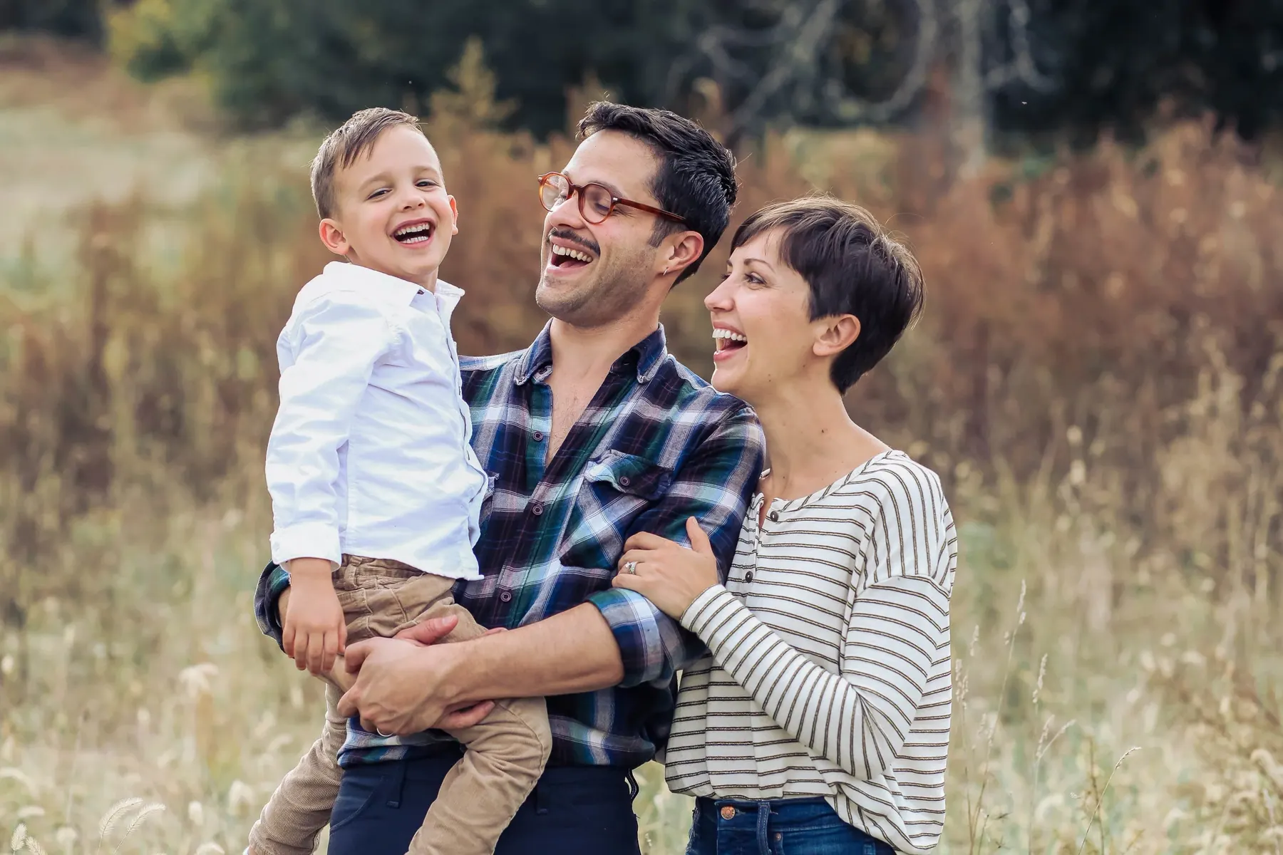 Family session in a field by Jami Ferguson Photography